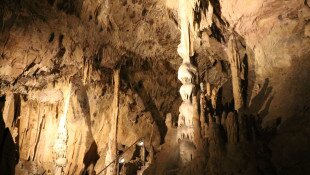 "cseppkövekben gazdag új részt fedeztek fel a Szent István cseppkőbarlangban..."