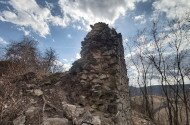 Fejér-kő várának romjai