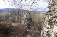 Fejér-kő várának romjai
