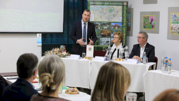 Gömböskosbor a mátrai réten - Mátrai fejlesztés: Cél, környezetünk értékeit megőrizni