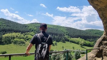 Kishartyáni kőlyuknál