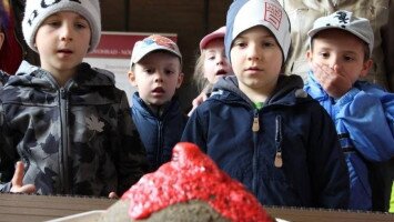 Óvodások egy tűzhányó modellt tanulmányoznak a Novohrad-Nógrád Geopark eresztvényi központjában