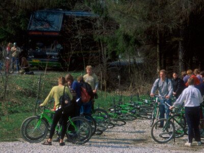 Túra előkészületek - kerékpárok méret szerinti kiválasztása, ülésmagasság beállítások, menetpróba a csoport indulása előtt (Bánya-hegyi elágazó 1996)a előtt1996