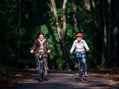 Vidám biciklisek a Szalajka-völgyben - az E-bike "szinte magától megy"